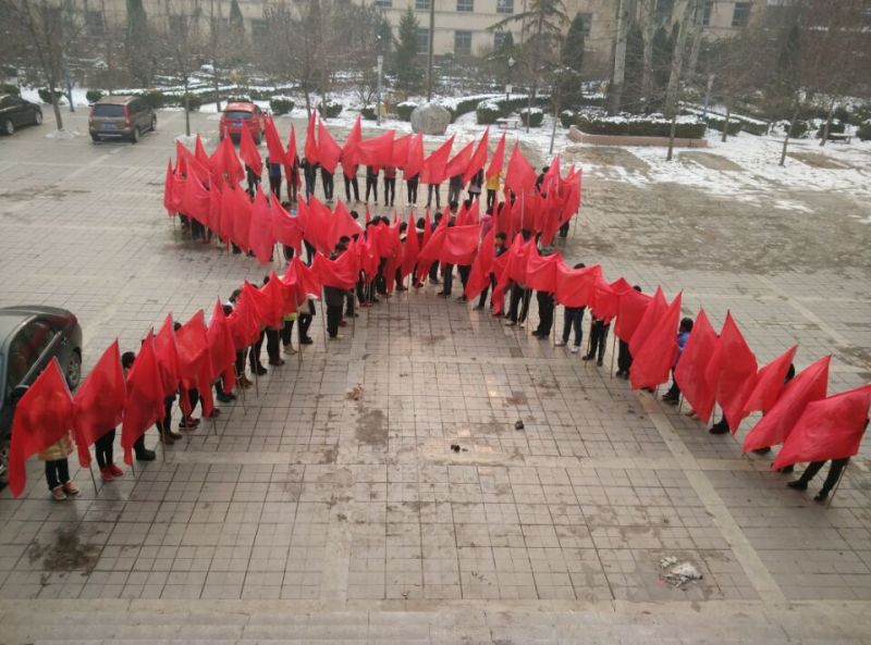 學生擺出的紅絲帶(原圖).