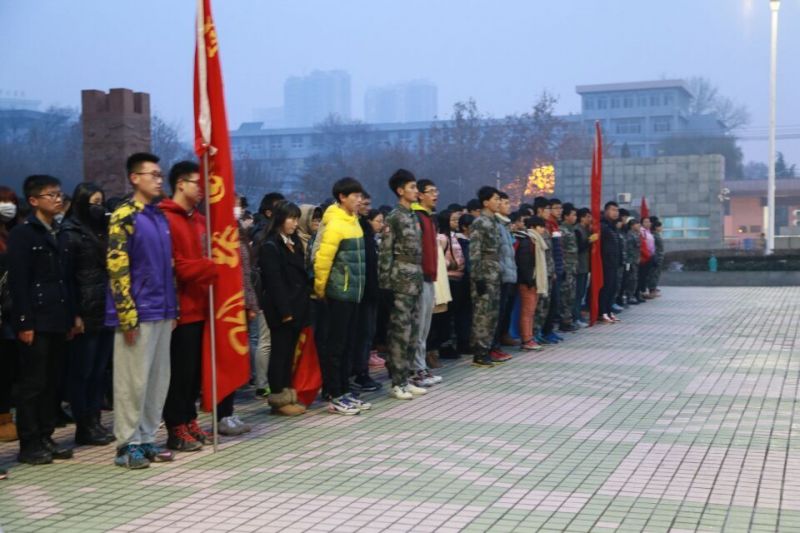 圖為參加升旗儀式的學(xué)生