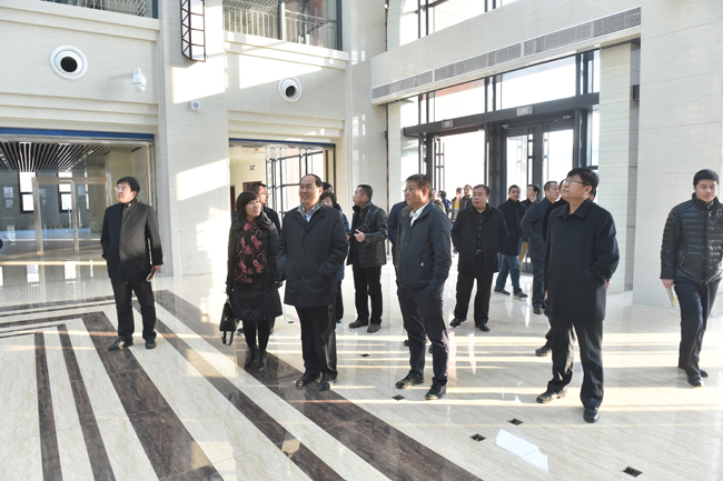 視察圖書館工程內部裝修進度